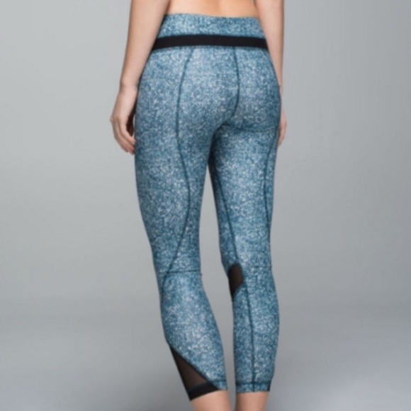 SALE! Lululemon Teal and White Inspire Tight Leggings - Picture 2 of 12